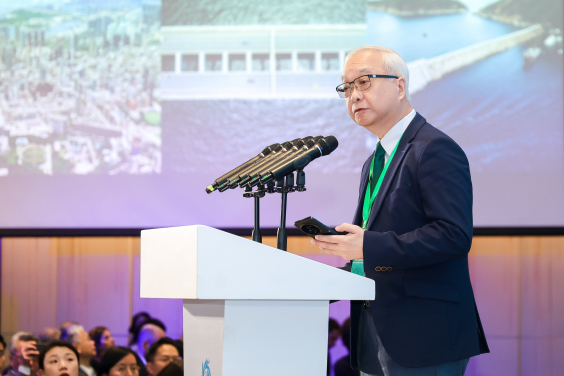 香港特區環境及生態局局長謝展寰先生為論壇分享特區政府的工作。